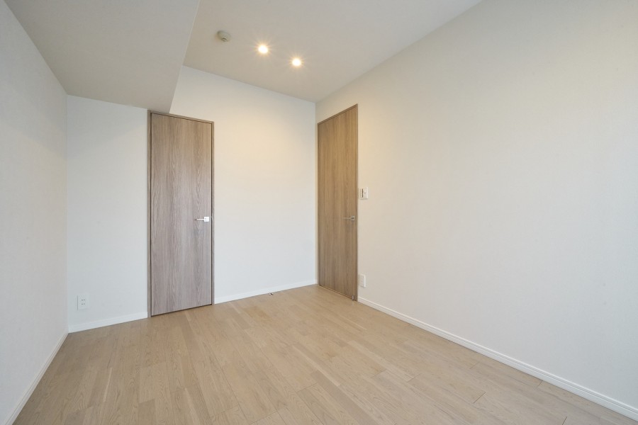 洋室1にはウォークインクローゼットがあり、かさばるアウターや季節物の家電なども収納できるので、居室を広くお使いいただけます。各居室に収納があり、ライフスタイルに合わせて収納ができます。