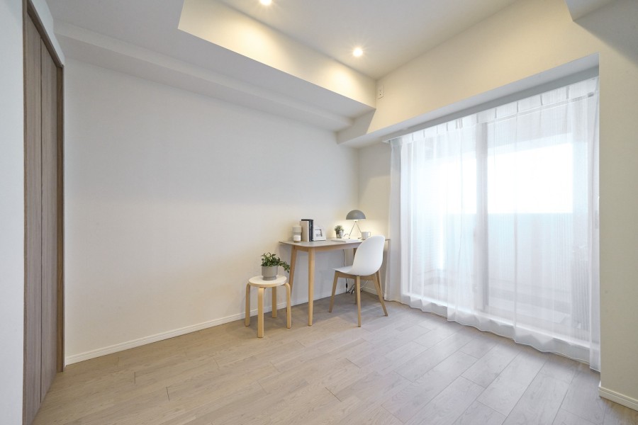 洋室2は約4.6帖の広さがあり、ワークスペースや書斎、子供部屋としてお使いいただけます。バルコニーに隣接しており、休憩時間や外の空気を吸いたい時に便利です。