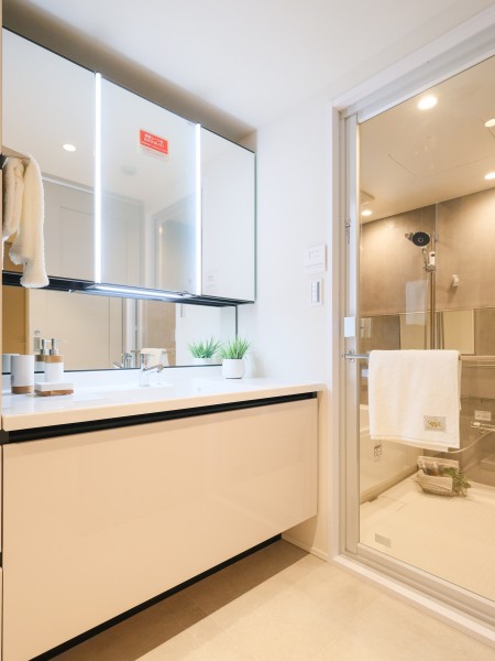 ホワイトカラーを基調とした洗面化粧台は足元の収納棚と三面鏡裏に収納が可能で、洗面室を広くお使いいただけます。大きな鏡で身だしなみも整えやすく、朝の慌ただしい時間帯も快適です。