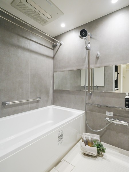 モノトーンカラーでシックな空間のバスルームは、都会の喧騒を離れてリラックスタイムにぴったりです。半身浴や入浴剤を入れてバスタイムを楽しむことができ、日々の疲れを癒すことができます。
