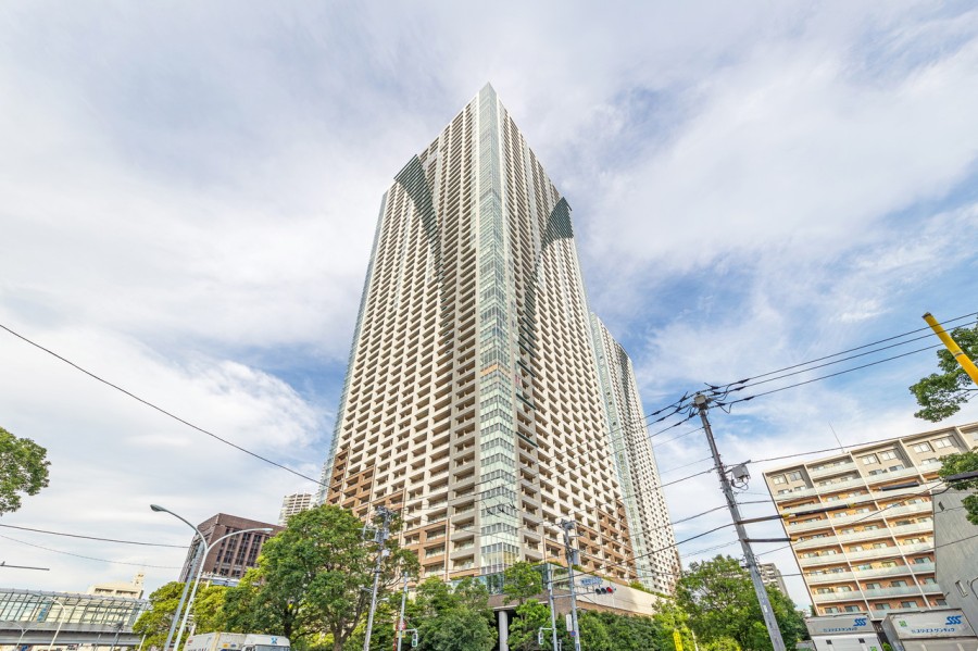 都営大江戸線『勝どき』駅徒歩6分。プールやスカイラウンジ等充実の共用施設が揃っているタワーマンションです。生活に必要な機能が敷地内に揃っていて、住みやすさにもこだわっています。