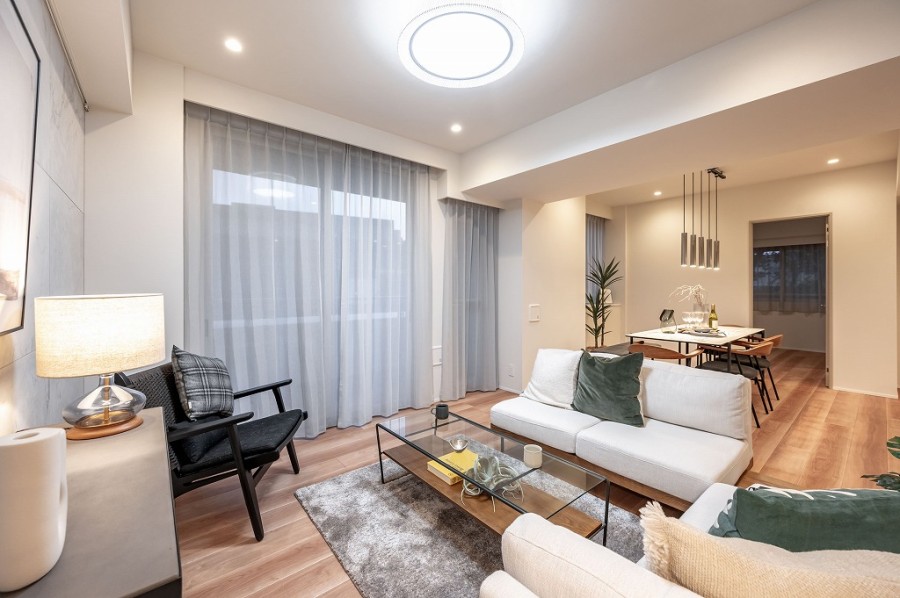 約22.2帖のLDKは広々としており、ご家族やご友人と集まってもゆったりとご利用いただけます。大型家具を配置し、お好きなLD作りが可能です。LDには床暖房を設置しており、快適にお過ごしいただけます。