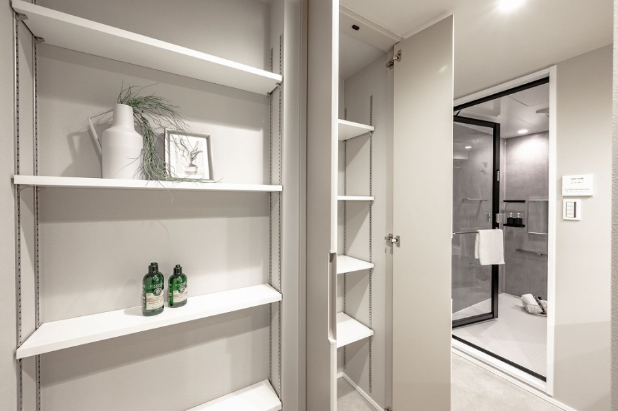 洗面室には収納棚が2つあります。お部屋の色調と統一し、お部屋の雰囲気と調和しています。リネン類やお着換え、お掃除グッズなど収納可能な嬉しい設備です。