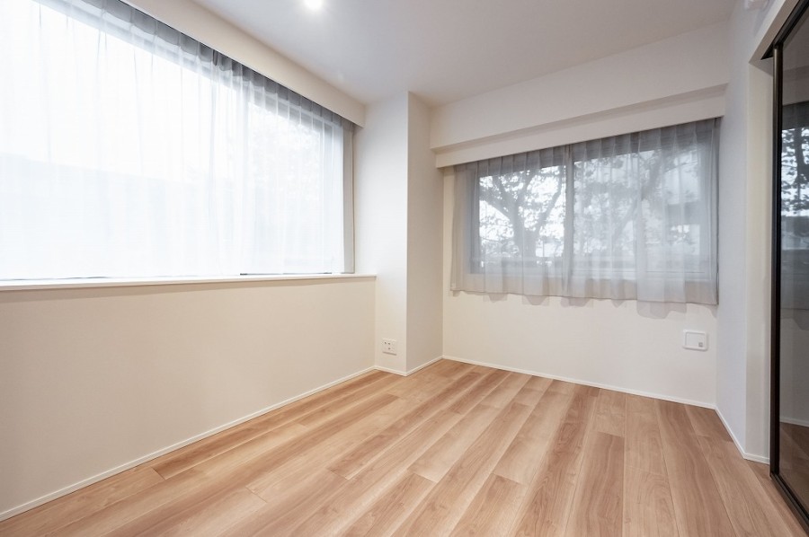 洋室1は約6.8帖の広さがあり、主寝室としてお使いいただけます。窓からの光で心地よい朝を迎えることができます。ナチュラルトーンの内装でお好きな家具が設置しやすくなっています。