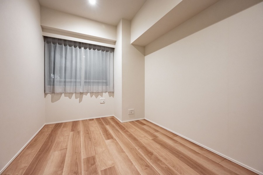 洋室2は約5.4帖の広さがあります。息抜きをしたい時に窓を開けて空気の入れ替えができたり、陽光を浴びることができるプライベート空間です。2つのクローゼットや収納棚があるので効率良く収納ができそうです。