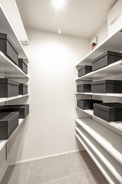 広々としたシューズインクローゼットは、ご自身で棚の高さを調整ができるので、高さのあるシューズも形を崩すことなく収納できます。アウトドアグッズも片づけることができ、便利な収納スペースです。