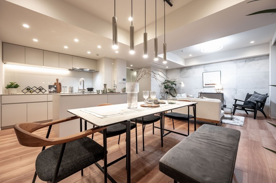 LDKのフロアー材は細部へのこだわり、幅広の意匠、持続する美しさが魅力です。やさしさあふれる木の表情や色の濃淡、うつろいを感じることができ、お部屋を上質な空間へ彩っています。