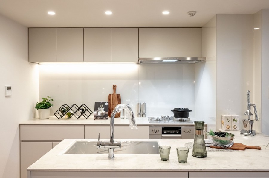 キッチンのガスコンロはガラストップで、見た目が美しく掃除が簡単で、耐熱性・耐久性に優れています。お掃除を気にせず、お料理を楽しめます。ゆとりのある広さでご家族やお友達と並んでお料理ができます。