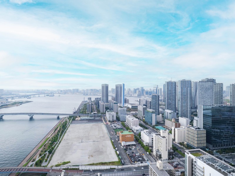 東京湾・レインボーブリッジを一望する眺望が広がります。タワーマンション高層階ならではの景色が忙しない日々の喧騒を忘れさせ、心安らぐ伸びやかな時間を叶えます。