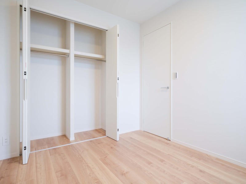 洋室2のクローゼットです。間口が広くたっぷり収納できます。また、ハンガーパイプや枕棚を活用して効率良く収納できそうです。