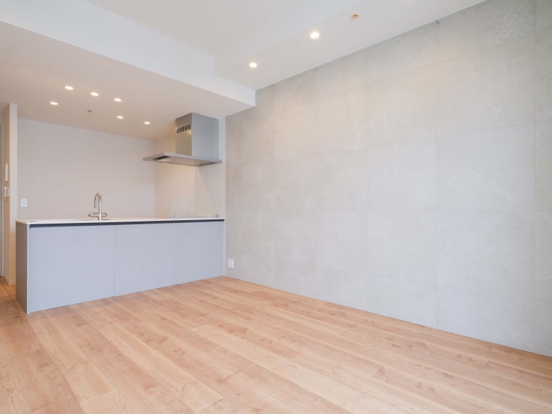 約13帖のLDKには窓からの陽光が降り注ぎ、穏やかで心地よい住空間が広がります。リビング部分には床暖房が敷設されているため、通年快適な温度を保ちながらお過ごしいただけます。