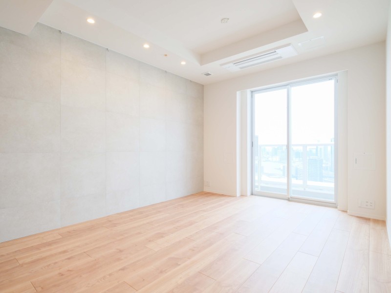 木のぬくもりを感じるフローリング材や、どんなインテリアともなじみやすいホワイト基調の内装のお部屋です。上質感漂う、伸びやかで気品溢れる住まいに仕上げました。