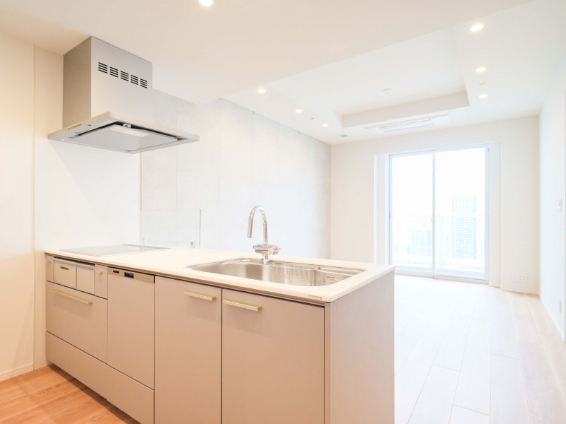 システムキッチンには、すっきりとしたデザインが特長のIHコンロを新規設置しています。ダイニングの様子を見守りつつ家事がすすめられるキッチンは、子育て中の方にもおすすめです。