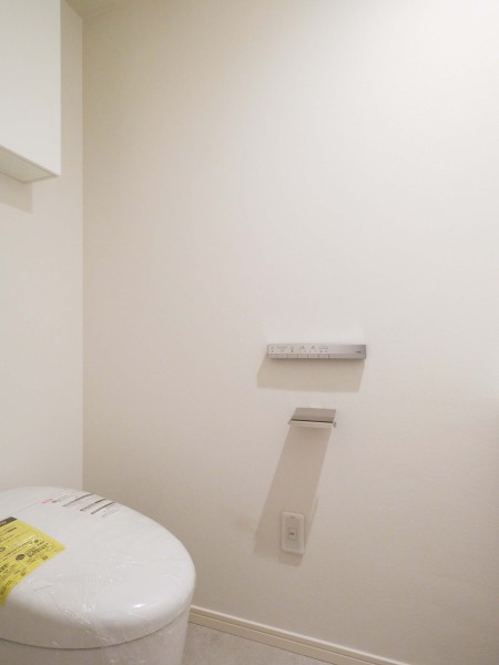 レストルームも上品さが宿る安らぎのスペース。洗練されたお部屋にぴったりなスタイリッシュなタンクレストイレが設置されています。