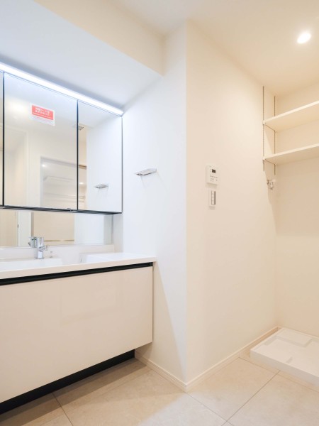 収納豊富で実用的な洗面化粧台を新規設置しました。身だしなみチェックや鏡裏の収納が便利な三面鏡になっています。