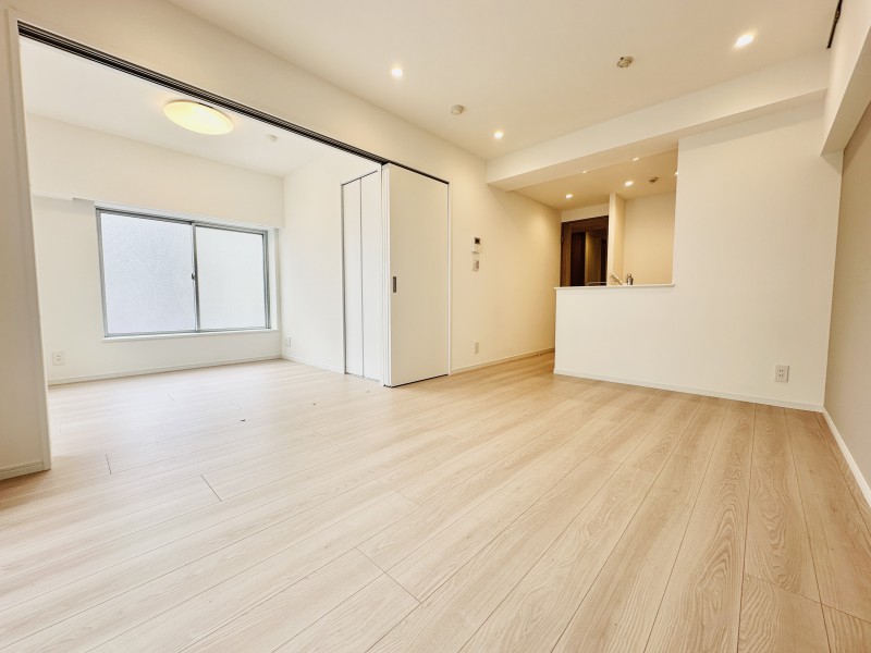 お部屋は自然の優しい温もりを添えた居心地の良い内装を施しました。多彩な豊かさが紡ぎ、穏やかな時間が流れます。心安らぐ柔らかな居住空間です。