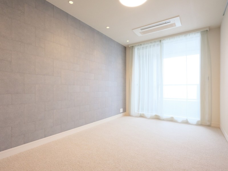 洋室1は約9.5帖の広さで主寝室としてもお使いいただけます。窓からの優しい陽光で心地よい朝を迎えることができます。淡いベージュカラーのカーペットがお部屋をより明るく見せてくれます。