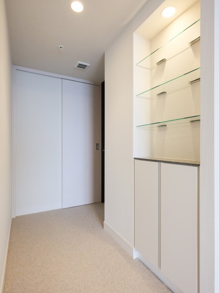 洋室1には収納棚があり、お店のようなガラスの棚になっております。ファッション小物をお店のようにディスプレイしたり、お花を飾ってお部屋に彩りを添えることができます。