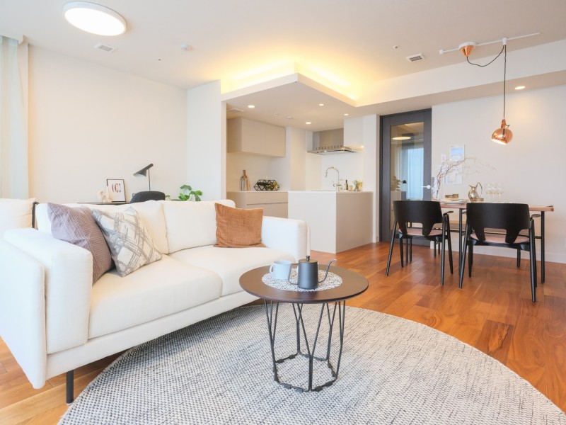 LDKには床暖房が備わっており、寒い季節も快適にお過ごしいただけます。キッチンにも設けられており、足元からの冷えを防ぎながら、心地よくお料理を楽しむことができます。