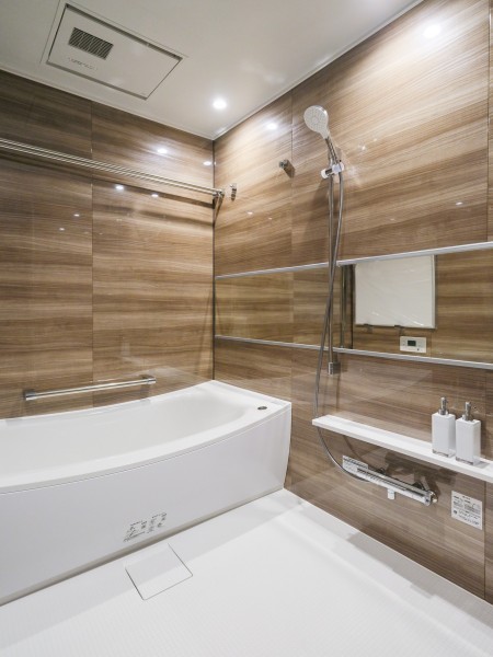 1620サイズのバスルームは浴槽・洗い場共にゆとりがあり、めいっぱいおくつろぎいただける癒しの空間です。浴槽は美しいカーブと全身を包み込むような入浴感が特長です。