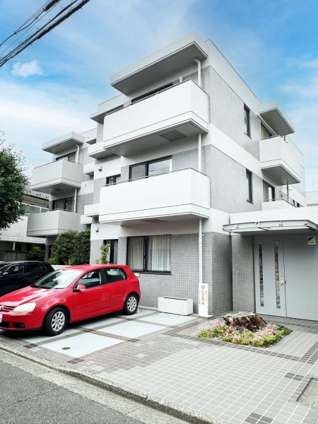 『南阿佐ヶ谷』駅徒歩約8分。閑静な住宅街に立地。児童公園などが点在し、緑豊かな住環境です。