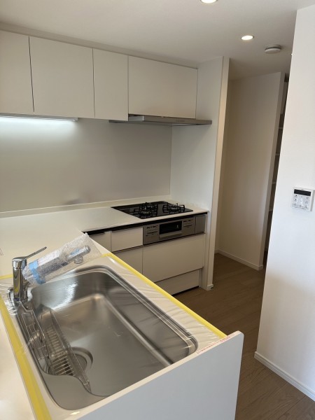 白を基調としたお部屋に調和したL字型キッチンです。