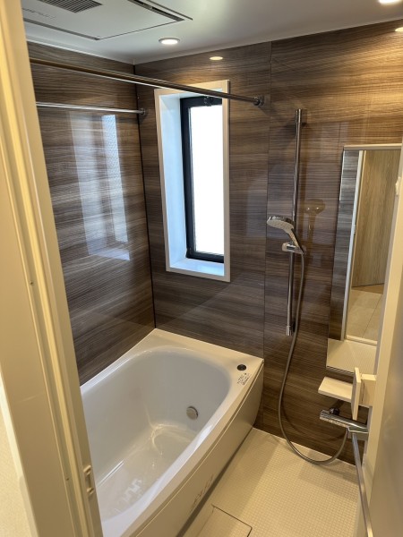 バスルームはゆったりとおくつろぎいただける癒しの空間です。窓が付いているので自然な明かりを取り込むことができ、明るく開放的な空間です。