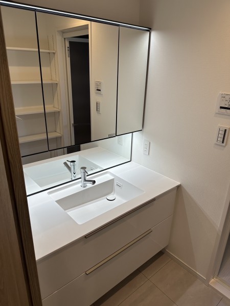 空間に美しく溶け込むスタイリッシュなデザインの洗面化粧台は、収納豊富な三面鏡タイプです。