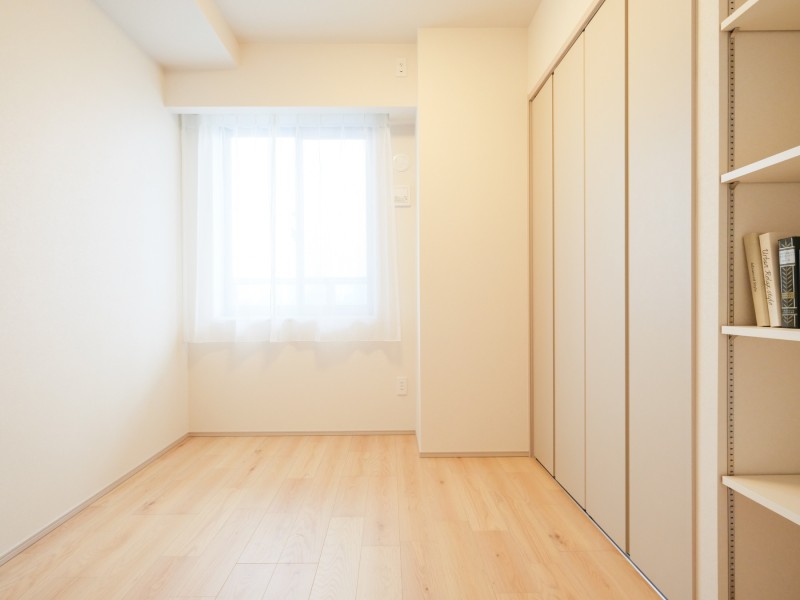 洋室2は約4.5帖の広さがあります。クロスは傷と汚れに強いウレタンコートとなっており、仄かな石目調が美しい素材です。