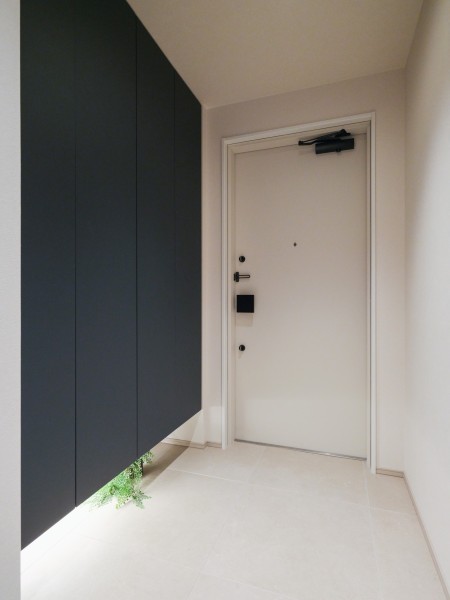 高級感溢れる玄関にはマットなカラーが美しいシューズボックスを設置いたしました。高さがあるためブーツやシューズをたくさん収納することができます。