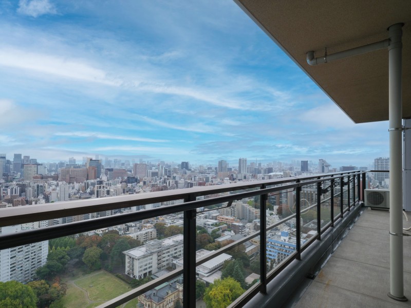 横幅約12ｍのワイドバルコニーは開放感があり、リフレッシュスペースにぴったりです。お部屋にいながら、季節の変化を感じることができます。