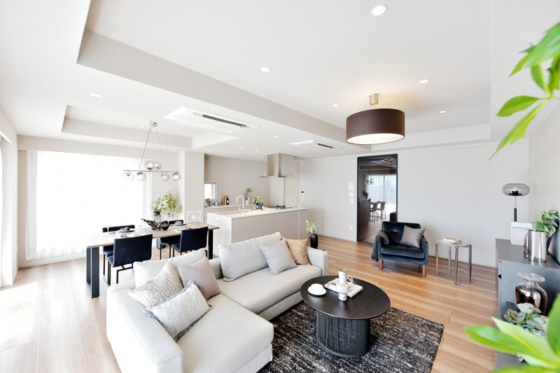 約24.5帖の空間をより際立たせる幅広のフローリングを使用、肌触りがよく傷や汚れにも強いので、小さなお子様がいらっしゃるご家庭でも安心してくつろぐことができます。みんなが自然と集まり、時間を共有する快適なスペースになりそうです。