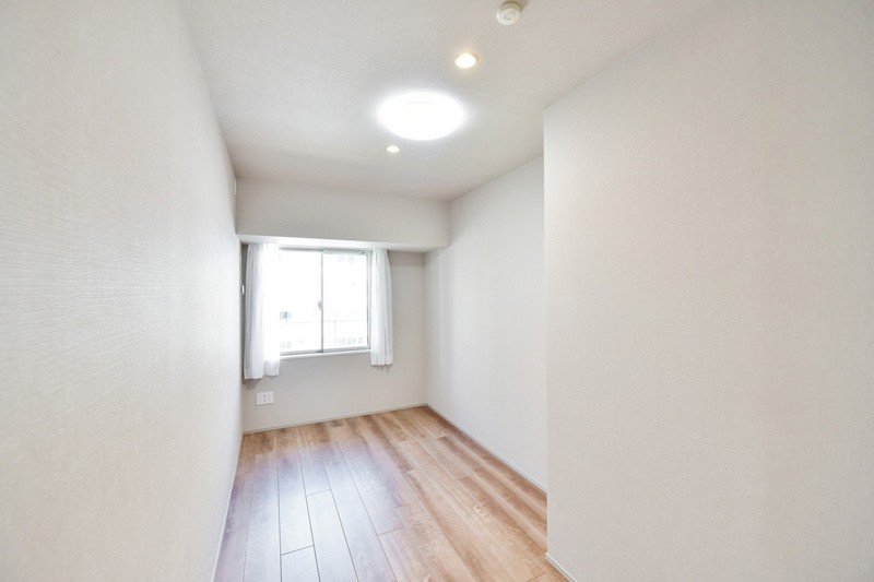 洋室３（約6.0帖）は北側のバルコニーに面し、一日を通して優しい光が差し込むお部屋です。リビングから離れて静かに趣味や読書に没頭できるプライベートスペースです。