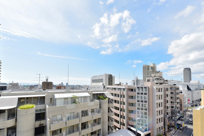 最上階のお部屋ですので、前面を遮る建物はありません。目の前に広がる大きな空を眺めながら、伸びをしたくなるような眺めが広がります。