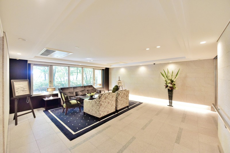 ホテルのような美しい調度品が整えられたロビーです。家族やお客様を心地よくお迎え頂けるスペースになっています。周辺にはお買物施設や金融機関もあり、生活しやすい環境です。