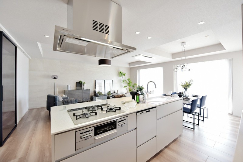 開放的なアイランドキッチンへと変更しました。このお部屋のために設えた田中工藝製のキッチンは、お部屋の雰囲気とマッチしています。食器洗浄機、ディスポーザーを完備していますので、毎日の家事もスムーズに行えます。