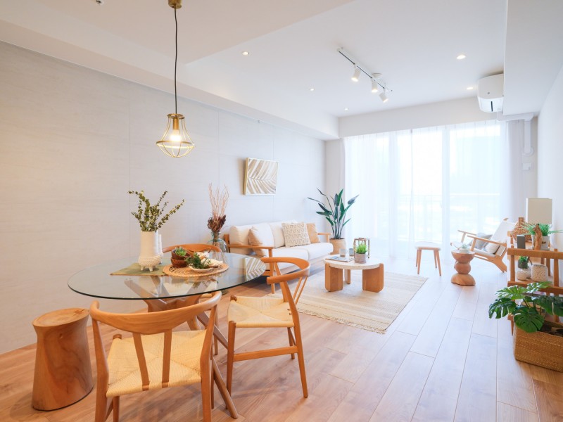 約19.0帖の広々としたLDKには大きな窓があり、優しい陽光がお部屋を明るく照らします。床材には、心安らぐひとときを紡ぐ木のぬくもりをたっぷり感じる上質な素材を採用しました。