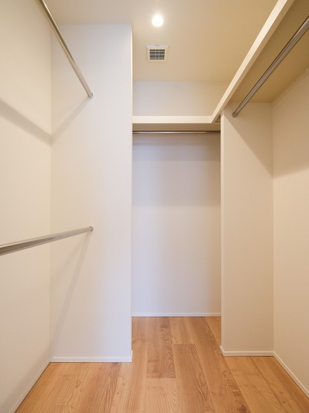 洋室1にはウォークインクローゼットがあります。ハンガーパイプがたくさんあり、しわを付けずに収納することができます。かさばるアウターや季節物の寝具など収納して、居室を広くお使いいただけます。