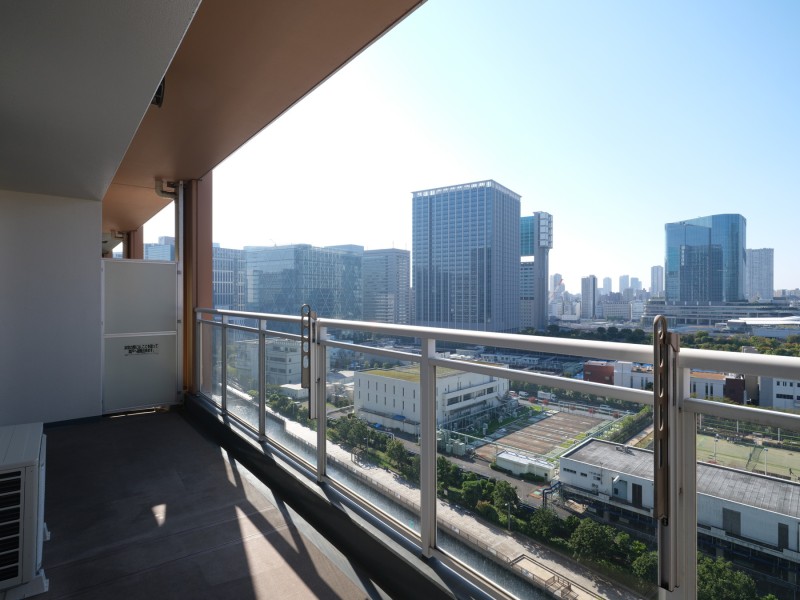 バルコニーは約21.10m²の広さがあり、ご家族やお友達と並んで景色を見ながらリラックスタイムを満喫することができます。晴れた日には日向ぼっこをして気分転換を楽しめます。