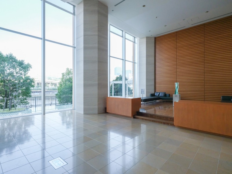 エントランスには開放感のある大きな窓やブラックのソファがあり、高級感溢れる空間となっております。ラグジュアリーな空間が入居者様を快適な都心ライフへと誘います。