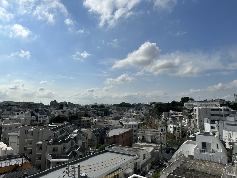 遠くの景色を見渡せる伸びやかな眺望をお楽しみいただけます。都会の喧騒を忘れ、リラックスできる空間です。