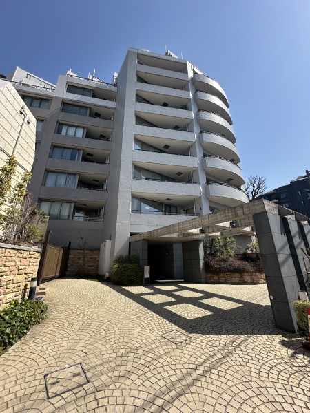 上品かつ落ち着いた印象を与えてくれる、グレーのタイル張りの外観です。駒場の自然豊かで閑静な住宅街に溶け込む、三井不動産旧分譲の＜パーク・ホームズ＞シリーズのマンションです。