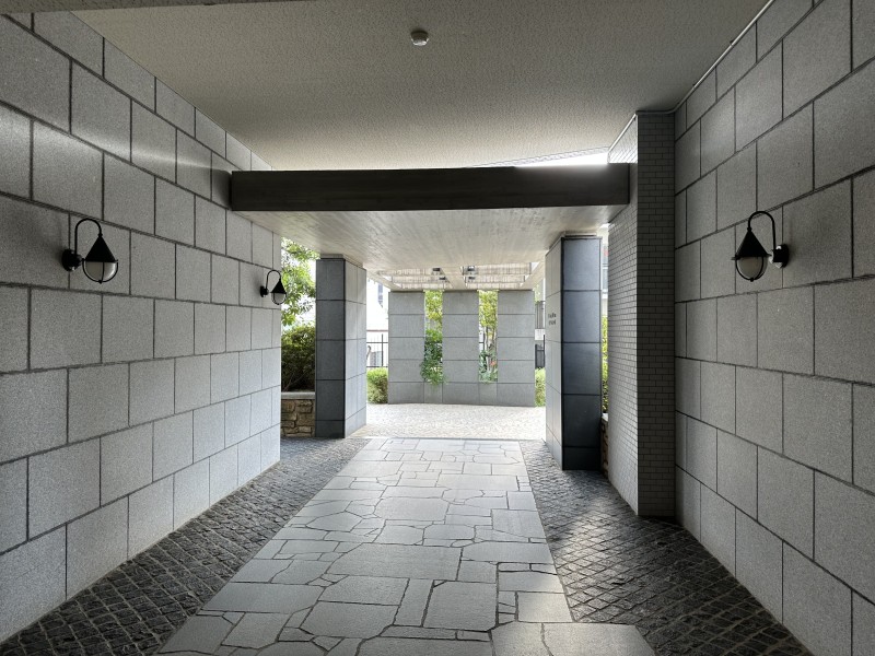 落ち着いたトーンで整えられた気品漂うエントランスです。日が落ちてくると設置された外灯には明かりがともされ、帰宅時には居住者様を温かく出迎えてくれます。