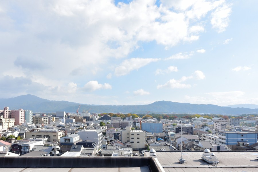 最上階のお部屋ですので、前面を遮るものもなく大きな空と山々の緑のコントラストが美しい景色を眺めることができます。一日の終わりに自分と向き合う時間を持ち、ゆったりと伸びをしたくなるような爽快な眺めが広がります。