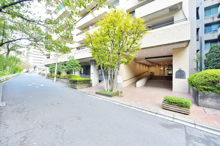 東堀川の並木沿いに位置するエントランスです。スロープもございますので、ベビーカーやシルバーカーをご利用の方も安心して出入りして頂けます。京都の歴史・文化・自然に触れる京都御苑が徒歩圏内です。