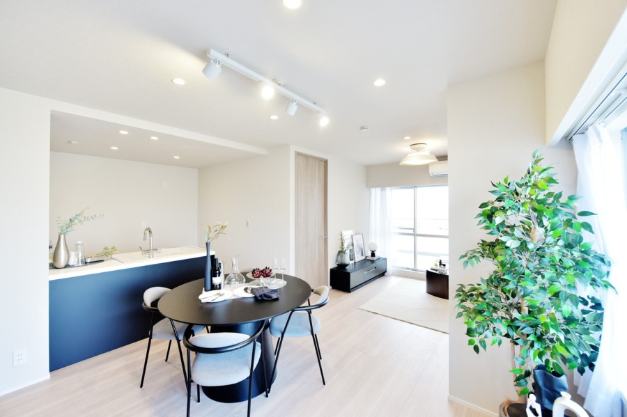 11階部分二面採光のLDK約15.8帖です。間取り変更を伴う室内全面リノベーションを実施し、機能的で使いやすい仕様になりました。家族が心地よく過ごせるくつろぎのスペースです。