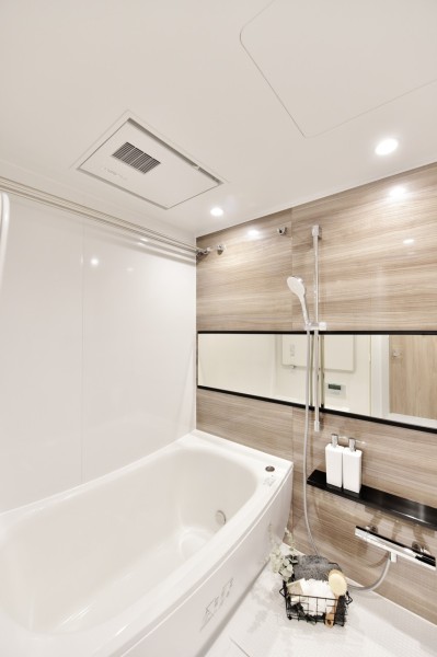 体を包み込みような入浴感が心地よい浴槽で、日々の疲れを癒していただけるバスルームです。浴室換気乾燥機完備で、衣類の乾燥や冬場の暖房運転など一年を通して快適にご使用いただけます。