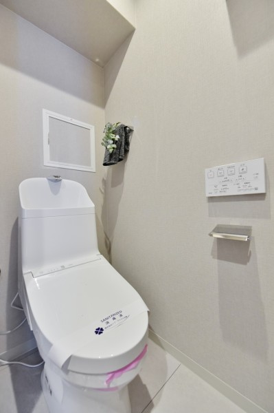 TOTO製ウォシュレット一体型のトイレ新規交換済みです。汚れが付きにくい素材や、お掃除しやすい機能を搭載しており、いつも清潔な空間を保つことができます。吊戸棚設置済みで、お掃除用品等の収納に便利です。
