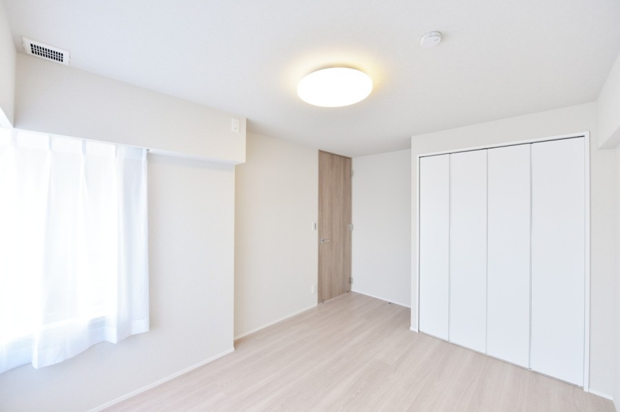 洋室１（約6.4帖）はリビングインのお部屋で、家族の気配を感じながらもプライバシーをしっかりと確保できるプライベートスペースです。コーナーウインドウから優しい光が差し込みます。