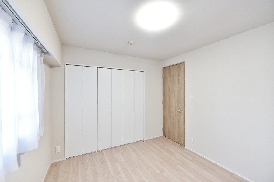 二面採光で明るい光が差し込む洋室２（約6.0帖）です。大容量のクローゼットを備えていますので、居室を広々と使用できます。シンプルな内装なので、インテリアや小物でお好みの空間を演出できます。